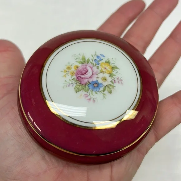 Vintage Limoges France porcelain dresser /trinket box - Picture 7 of 8